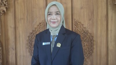 JC/Nia
BERI KETERANGAN : Hj Nani Astuti memberikan keterangan kepada media terkait kisah hidupnya di kediamannya, kemarin.