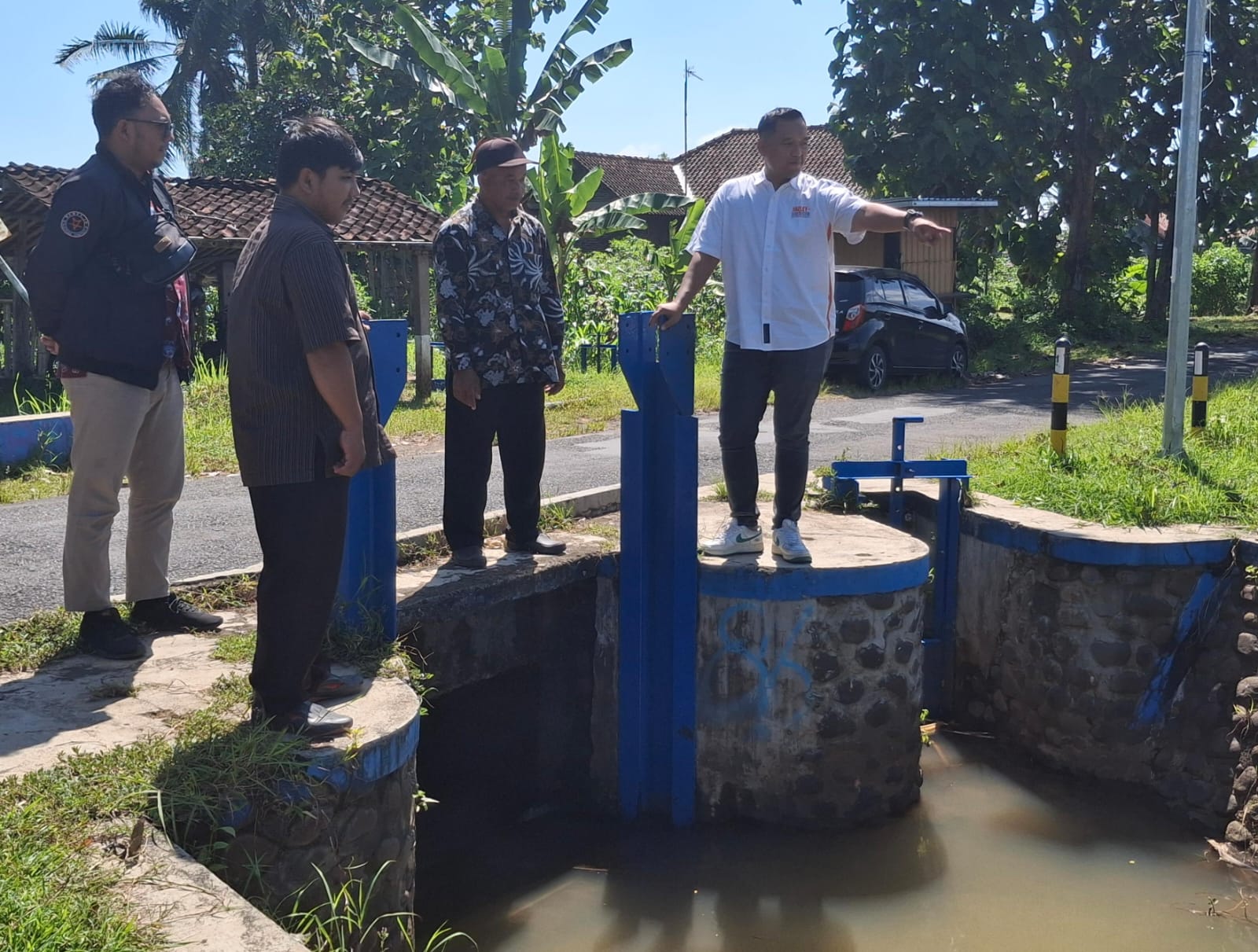 TINJAU IRIGASI : Wakil Ketua DPRD Purworejo Rudi Hartono meninjau irigasi di Desa Sambeng, Kecamatan Bayan, Kamis (12/3).