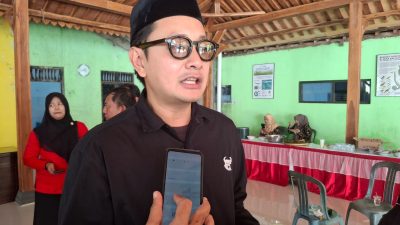 BERI KETERANGAN : Ketua DPC PDI Perjuangan Purworejo, Dion Agasi Setiabudi memberikan keterangan terkait rencana pelaksanaan kejuaraan Muay Thai, saat acara cek kesehatan gratis di Kaligono, Kaligesing, Rabu (10/6).