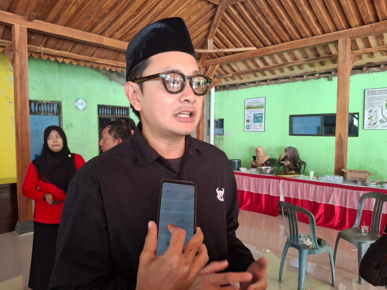 BERI KETERANGAN : Ketua DPC PDI Perjuangan Purworejo, Dion Agasi Setiabudi memberikan keterangan terkait rencana pelaksanaan kejuaraan Muay Thai, saat acara cek kesehatan gratis di Kaligono, Kaligesing, Rabu (10/6).