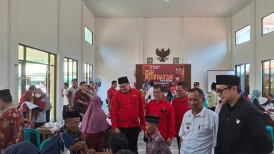 TINJAU KEGIATAN : Rombongan dari DPC PDI Perjuangan Purworejo meninjau kegiatan cek kesehatan gratis di Balai Pertemuan Desa Kaligono, Kaligesing, Rabu (10/6).