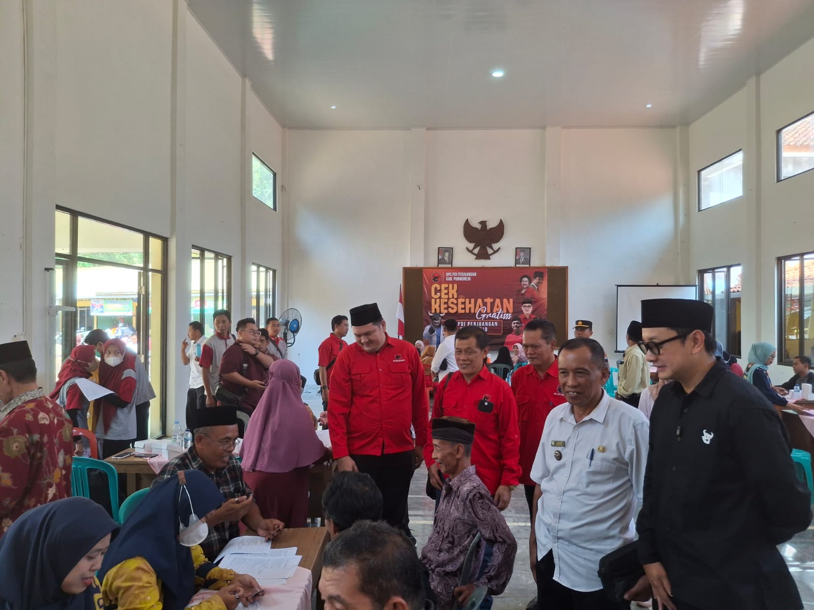 TINJAU KEGIATAN : Rombongan dari DPC PDI Perjuangan Purworejo meninjau kegiatan cek kesehatan gratis di Balai Pertemuan Desa Kaligono, Kaligesing, Rabu (10/6).