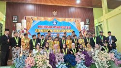FOTO BERSAMA: Siswa, guru, dan tamu undangan berfoto bersama dalam acara pelepasan siswa kelas VI SD Negeri Kaligesing di Gedung KPRI Kaligesing, Kecamatan Kaligesing, Kabupaten Purworejo, Kamis (4/6). Prestasi peringkat pertama TKA tingkat Kecamatan Kaligesing menjadi kebanggaan dalam acara tersebut.