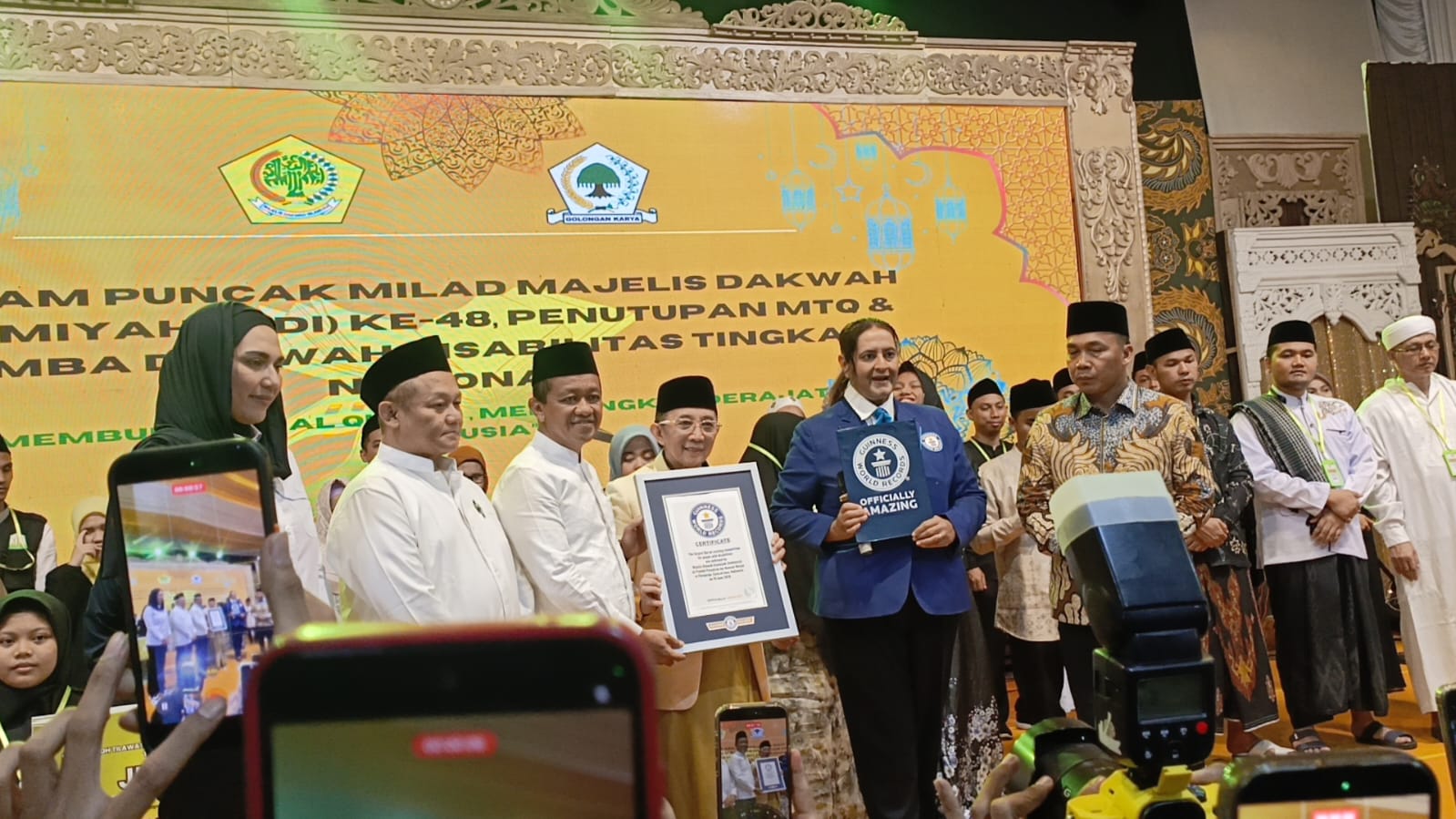 Penyerahan plakat dari Guinnes World of Record kepada penyelenggara lomba, di komplek Ponpes An Nawawi Berjan Purworejo, Kamis (19/6) malam.