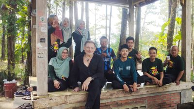 LAKUKAN WAWANCARA : Sastrawan asal Hungaria melakukan wawancara bersama Tim Humas MTsN 2 Purworejo, di Bukit Sikepel, Desa Jati, Bener.