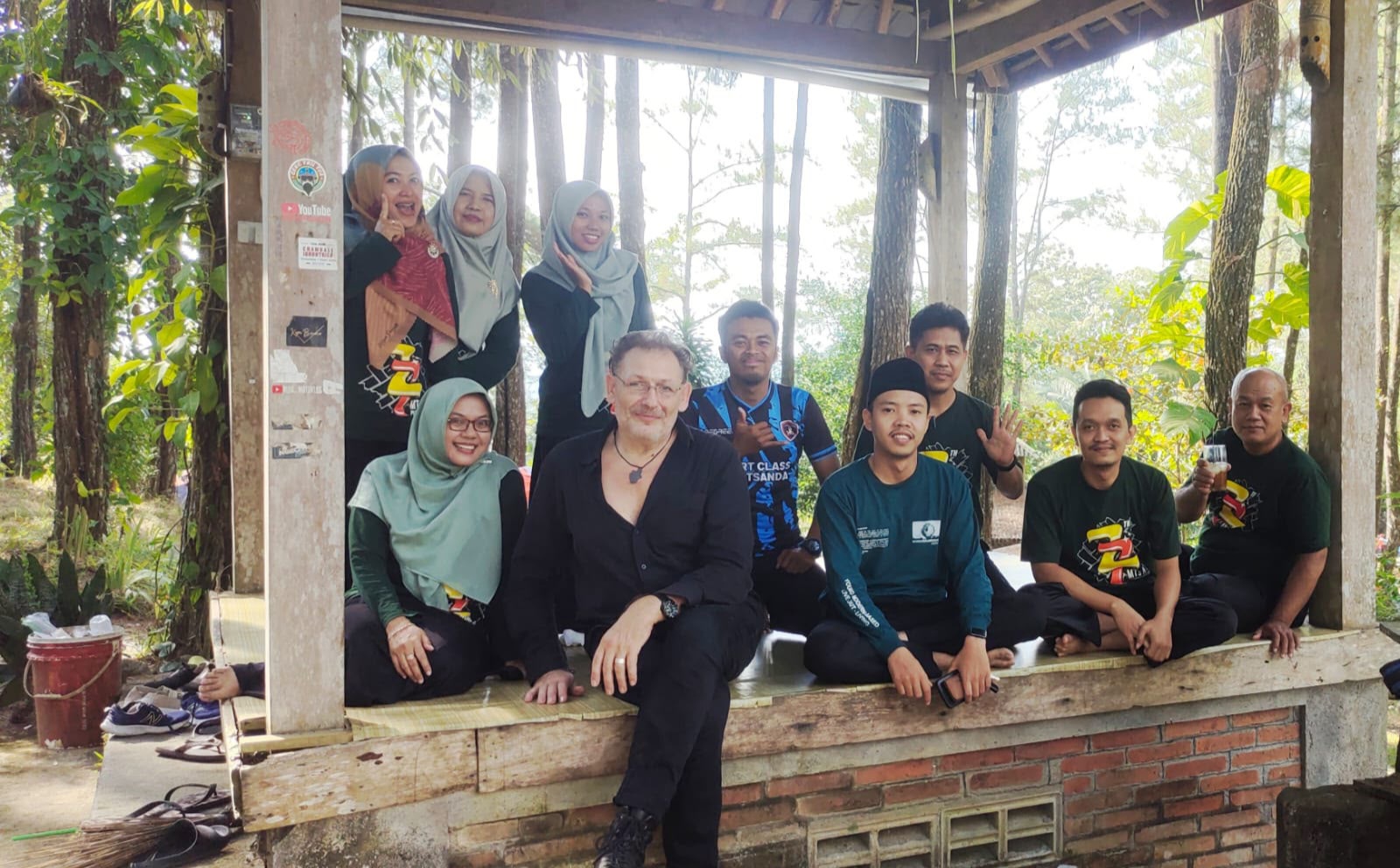 LAKUKAN WAWANCARA : Sastrawan asal Hungaria melakukan wawancara bersama Tim Humas MTsN 2 Purworejo, di Bukit Sikepel, Desa Jati, Bener.