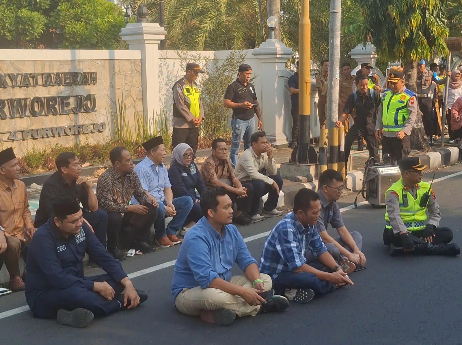 TEMUI MASSA : Jajaran pimpinan dan anggota DPRD Purworejo menemui massa aksi di depan gedung DPRD Purworejo, Senin (27/7).