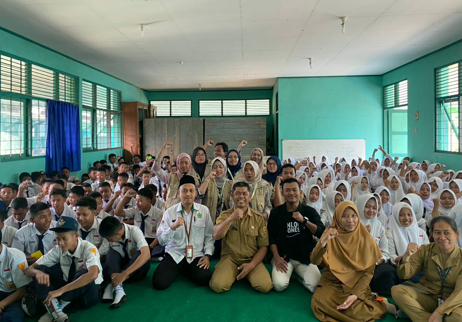 FOTO BERSAMA : Para siswa, mahasiswa, guru dan narasumber foto bersama usai kegiatan edukasi pernikahan dini di SMPN 21 Purworejo
