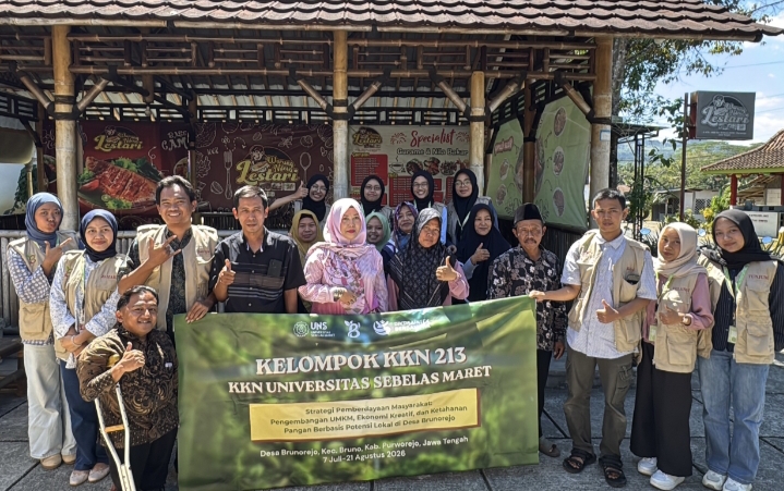 FOTO BERSAMA : Para mahasiswa, narasumber dan pelaku UMKM foto bersama usai Pelatihan Digitalisasi UMKM, di Balai Pertemuan Warung Ndeso Lestari, Jumat (24/7).