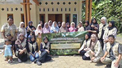 FOTO BERSAMA : Mahasiswa dan para warga foto bersama usai sosialisasi pembuatan olahan selai dari kelapa di Aula Masjid Darul Istiqamah, Dusun Pangempon, Sabtu (1/8).