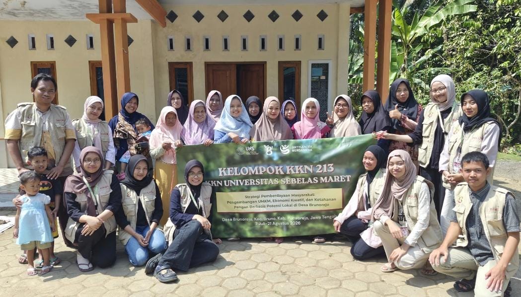 FOTO BERSAMA : Mahasiswa dan para warga foto bersama usai sosialisasi pembuatan olahan selai dari kelapa di Aula Masjid Darul Istiqamah, Dusun Pangempon, Sabtu (1/8).