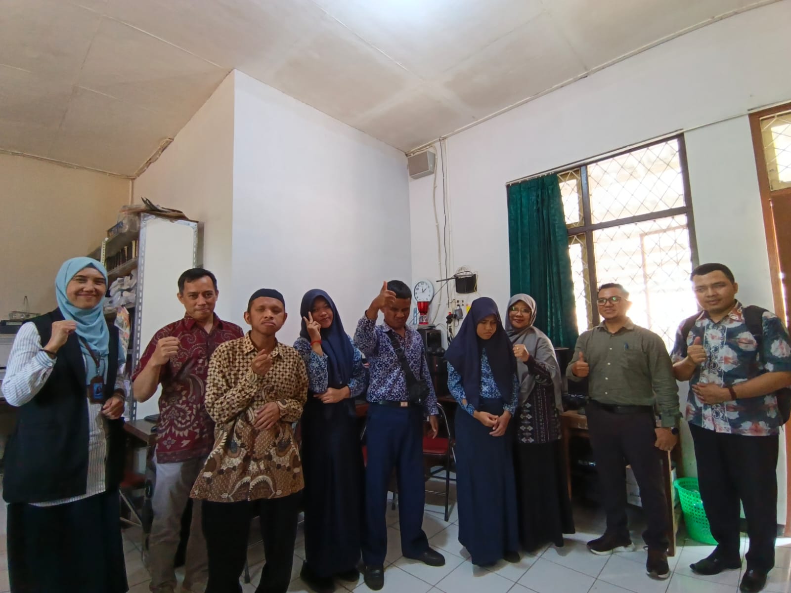 UJI COBA : Tim peneliti Universitas Muhammadiyah Purworejo (UMPWR) saat melakukan uji coba Prototipe Smart Braille Pembelajaran Aksara Jawa bagi Siswa Disabilitas di SLB Negeri Purworejo.